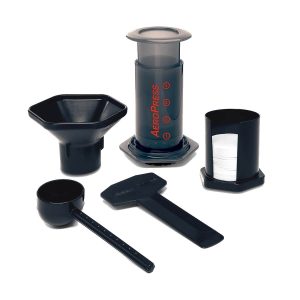 Zestaw Aeropress z tubą, tłokiem, lejkiem, miarką, mieszadłem i pojemnikiem na papierowe filtry do parzenia kawy specialty