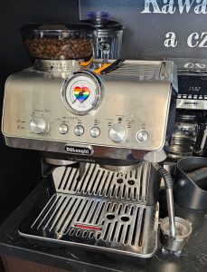 Ekspres kolbowy De'Longhi La Specialista z wbudowanym młynkiem i manometrem w domowej kuchni