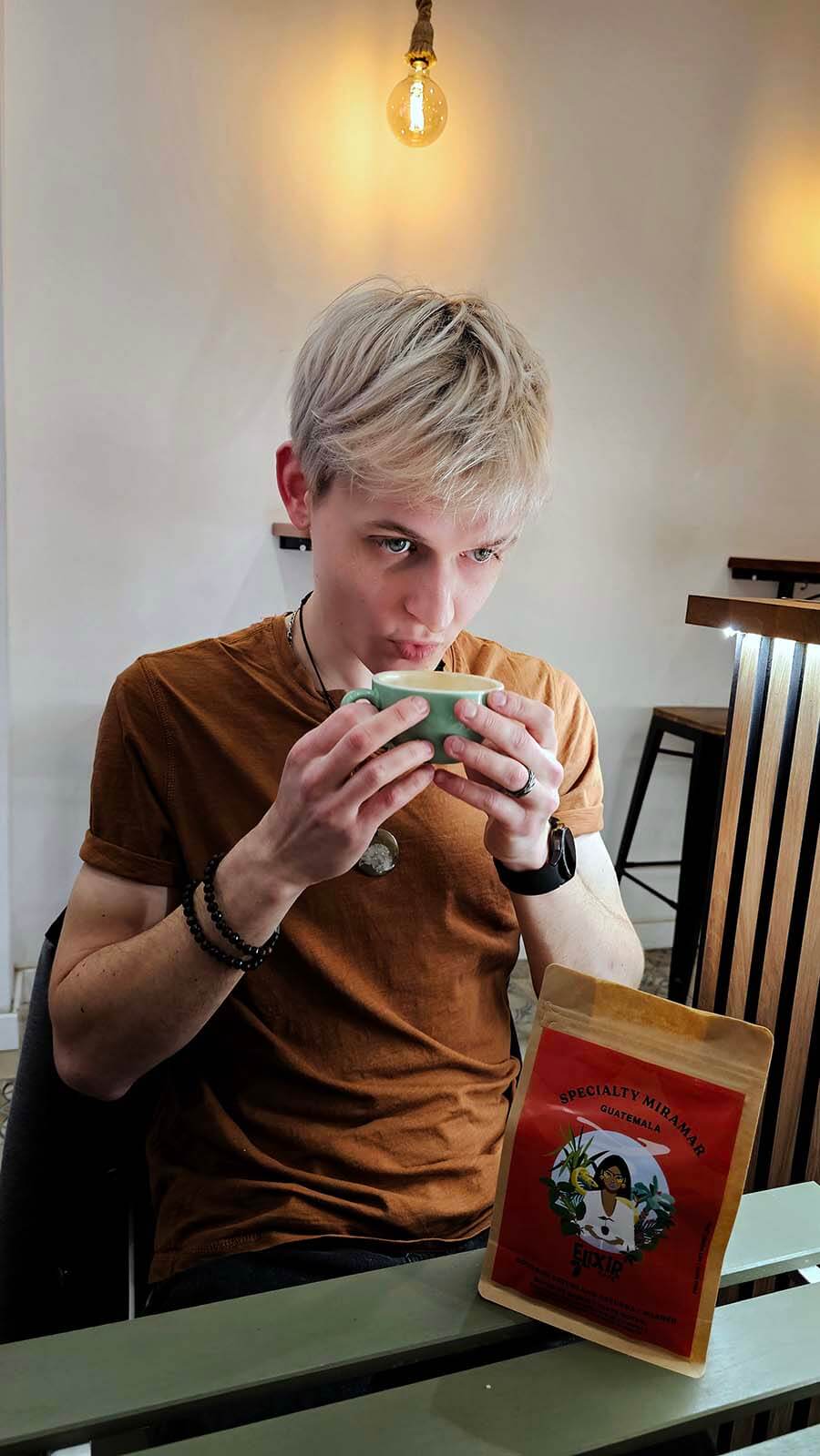 Marcin Dziubak pije kawę specialty z zielonej filiżanki