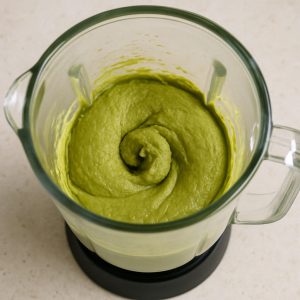 Gładka pasta pistacjowa w kielichu blendera po zmiksowani