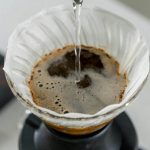 Nalewanie gorącej wody do dripa z kawą – wpływ jakości wody na smak kawy przelewowej